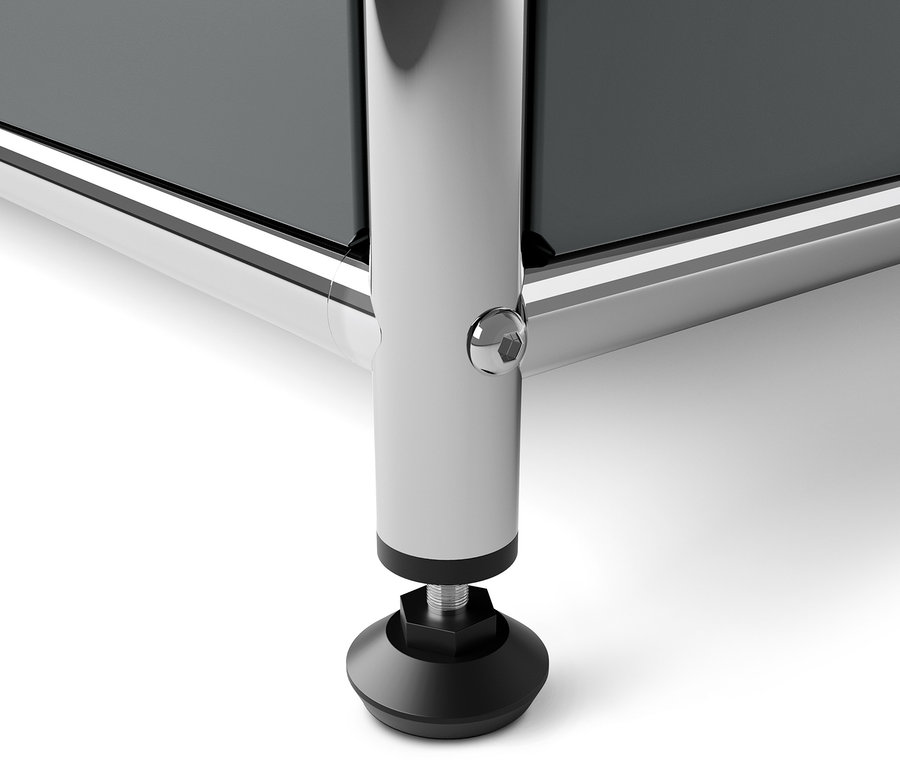 Detailansicht eines grauen Metall Schranks CN3 mit verstellbarem Fuss.