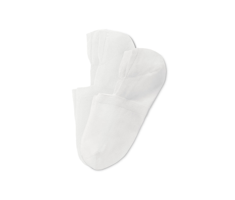 Zwei Paar weiße Sport-Füßlinge liegen übereinander.