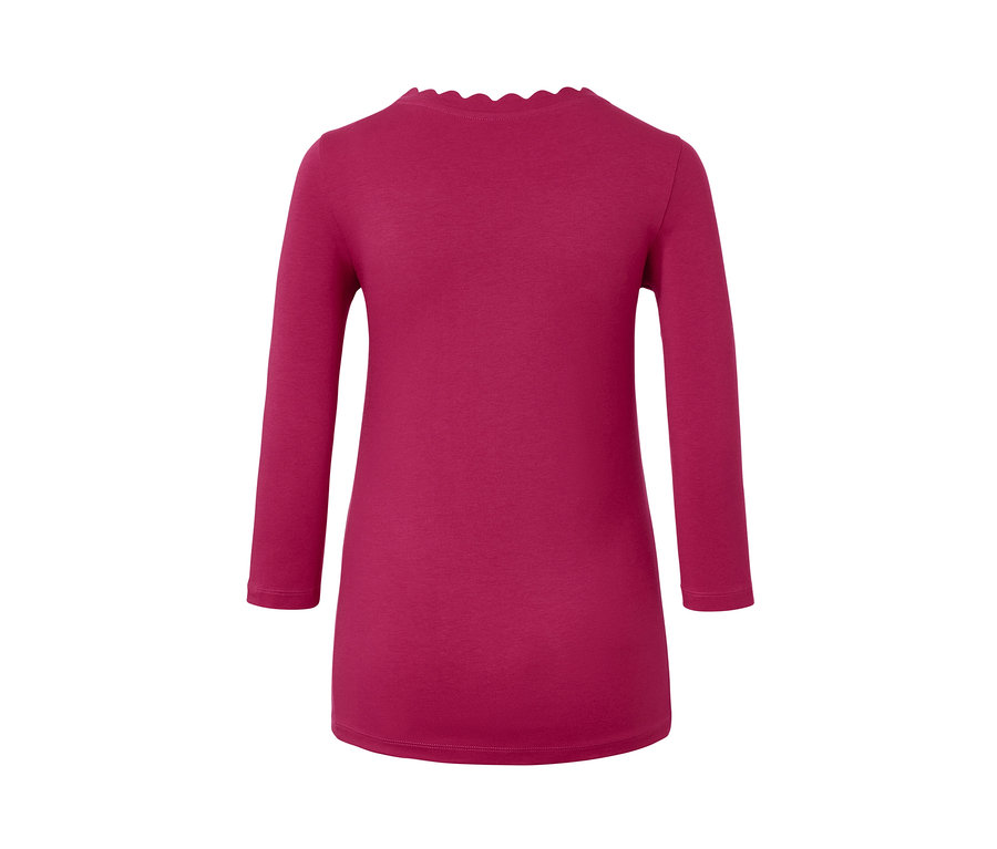 Detailansicht eines himbeerroten Damen-Shirts mit 3/4-Arm von hinten.