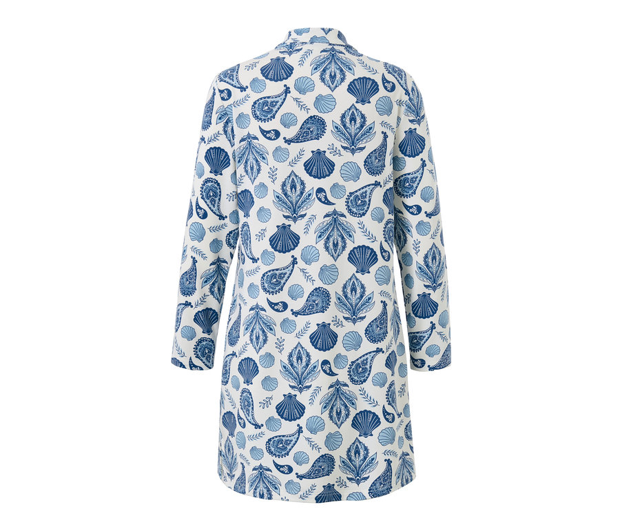 Weißes Nachthemd mit blauem Muschel- und Paisleymuster.