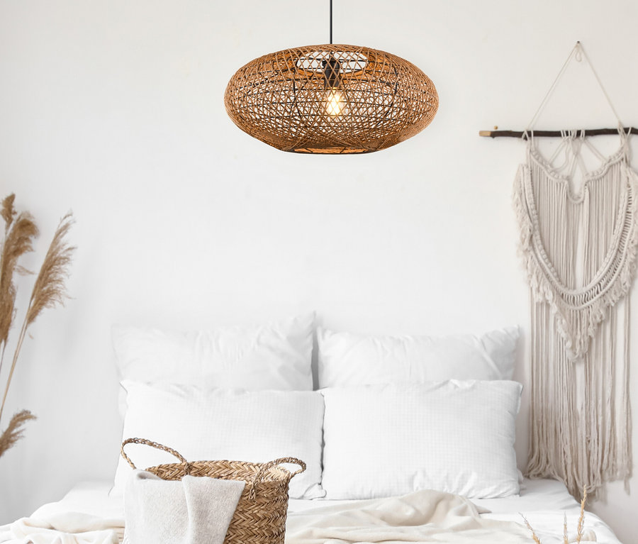 Braune Trio Pendelleuchte »Hedda« hängt über einem Bett im Schlafzimmer.