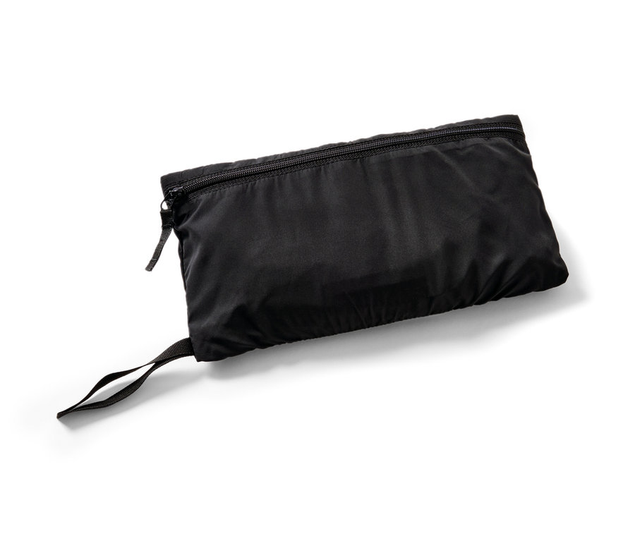 Zusammengefaltete schwarze Funktionsweste mit Reißverschluss.