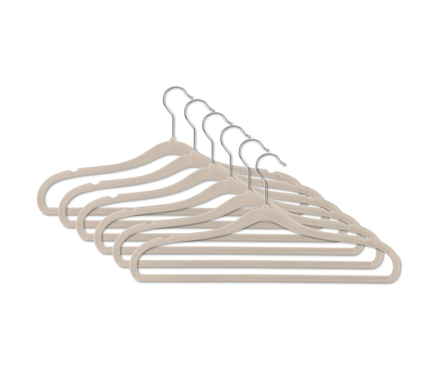 Sechs extraschmale Kleiderbügel, beige, mit verchromten Haken.