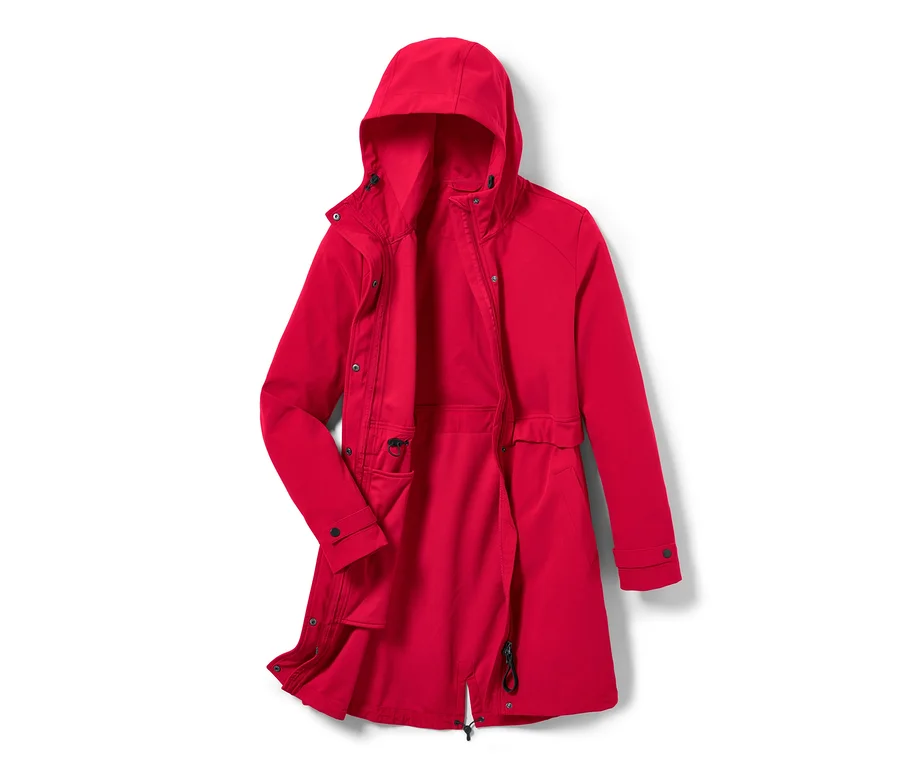 Ein roter, offener Softshell-Mantel mit Kapuze liegt auf einem weißen Hintergrund.