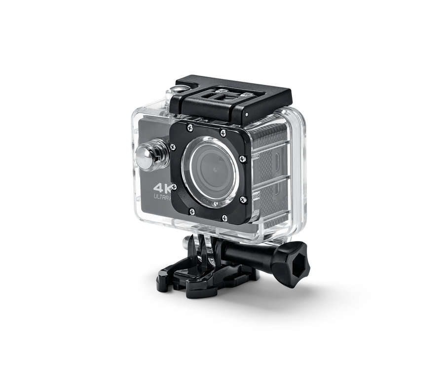 Nahaufnahme einer Action-Cam mit 4K-Auflösung in einem transparenten Gehäuse mit schwarzen Akzenten, die auf einer schwarzen Halterung befestigt ist.