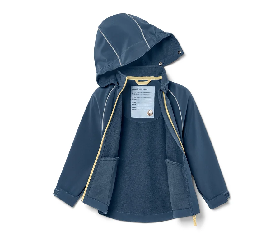 Offene blaue Kleinkind-Softshelljacke mit Kapuze liegt auf einer ebenen Fläche.
