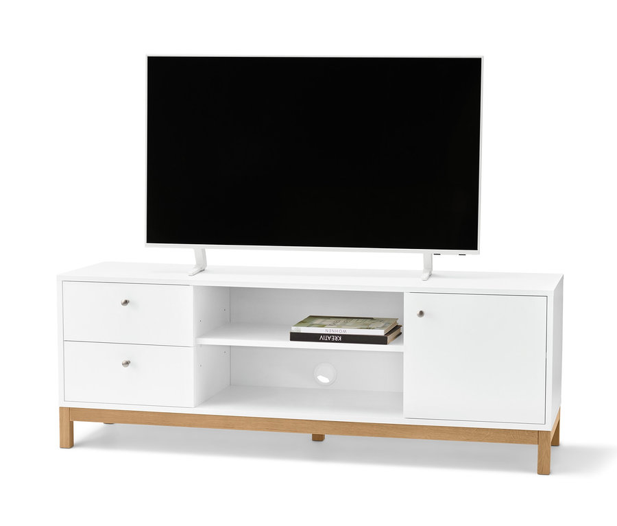 Fernseher steht auf weißem Lowboard.