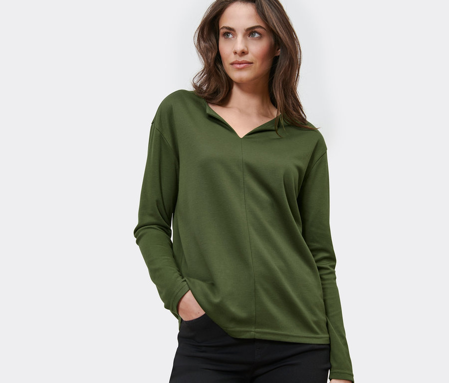 Frau trägt ein Blusenshirt.