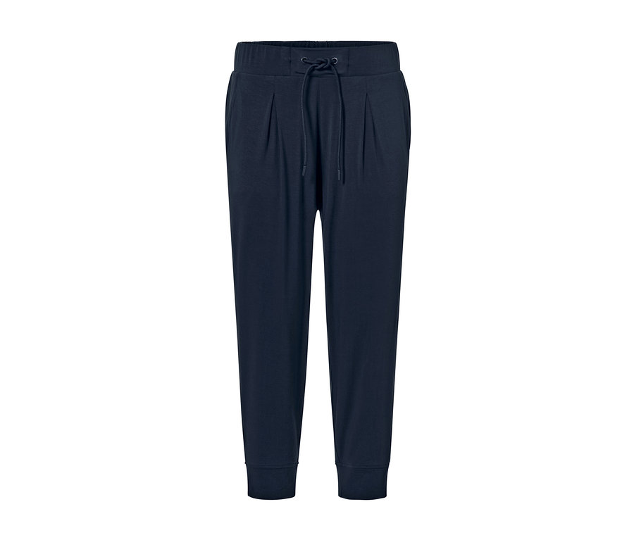 Eine marineblaue 3/4-Jerseyhose.