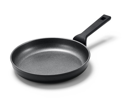 Eine Profi-Aluminium-Pfanne, ca. 24 cm Durchmesser, mit schwarzem Griff auf weißem Hintergrund.
