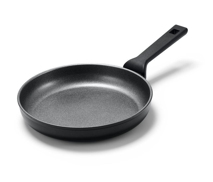Eine Profi-Aluminium-Pfanne, ca. 24 cm Durchmesser, mit schwarzem Griff auf weißem Hintergrund.