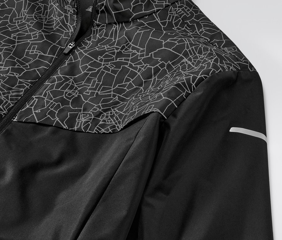 Detailaufnahme der schwarzen Windprotection-Laufjacke.