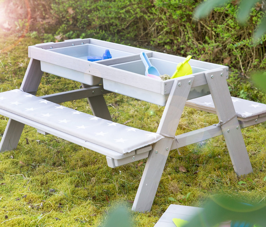 Graue roba Kinder-Outdoor-Sitzgruppe »Picknick for 4« mit Spielwannen auf Moosrasen.