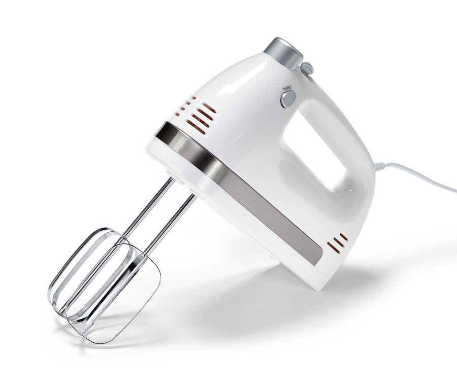 Ein weißer Handmixer mit Metallquirlen.