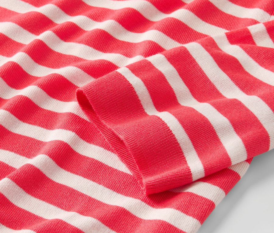 Detailansicht eines rot-weiß gestreiften Feinstrickpullovers.