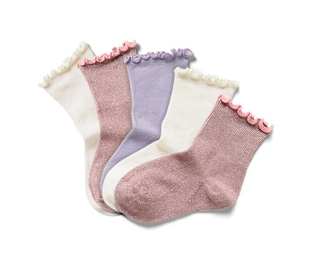 Fünf Paar Kinder-Socken mit Rüschen in Weiß, Lila und Pink.