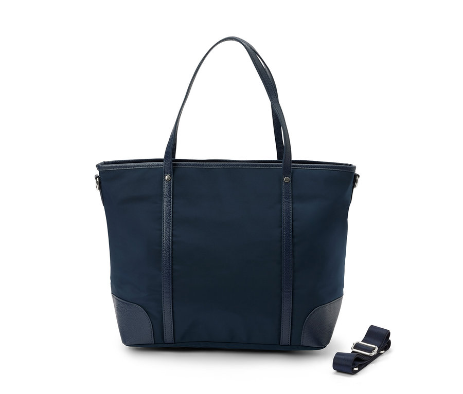 Blauer Shopper mit Henkel und Riemen.