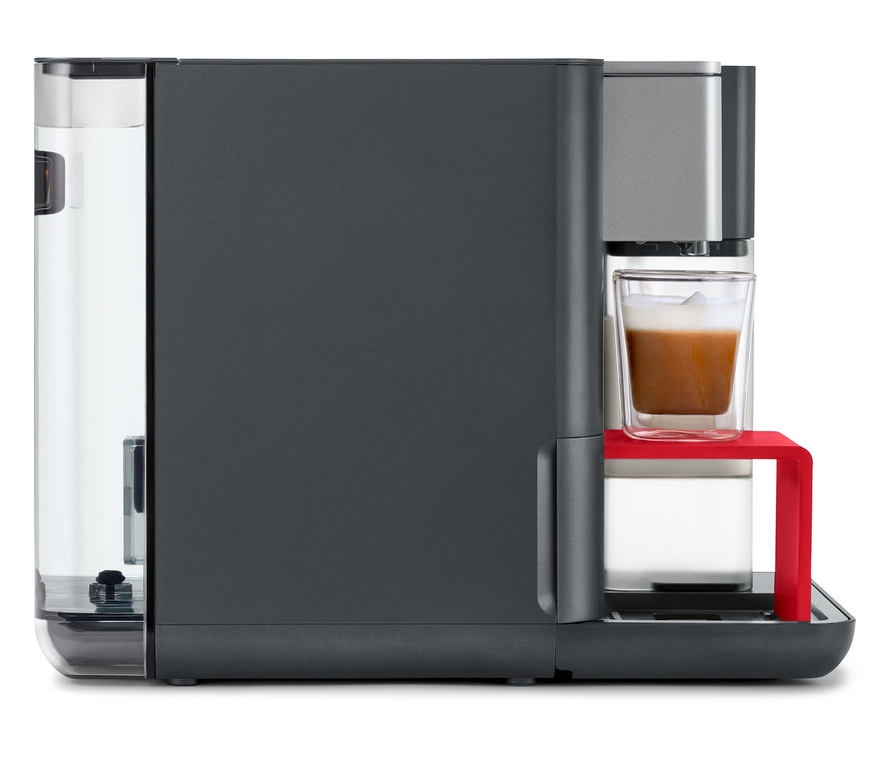 Qbo MILK MASTER Lipstick Red Kaffeemaschine mit einer Tasse Kaffee.