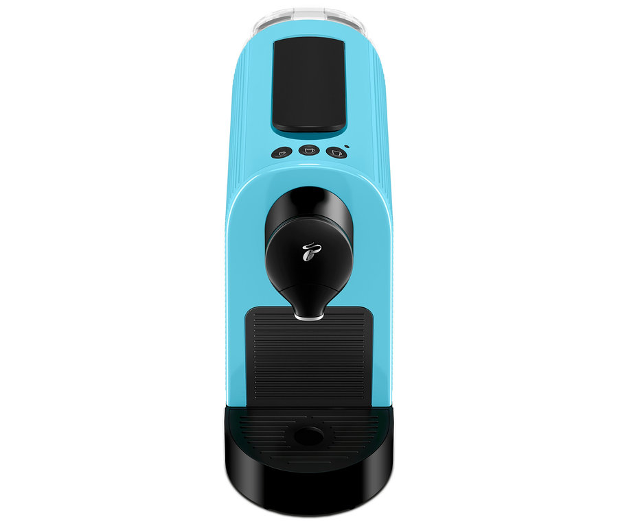 Hellblaue Kaffeekapselmaschine mit schwarzem Abtropfbehälter.