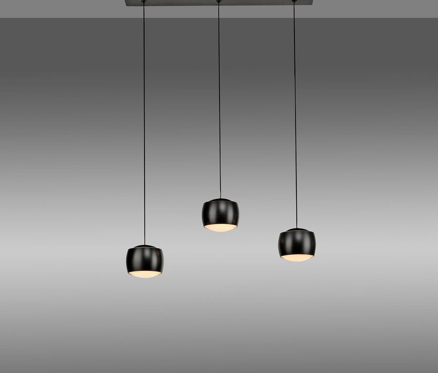 Schwarze Hängeleuchte mit drei Leuchten hängt von der Decke.