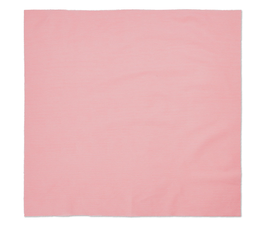 Detailansicht eines 5-teiligen Stoffsets mit einem feinen Streifenmuster in Rosatönen.