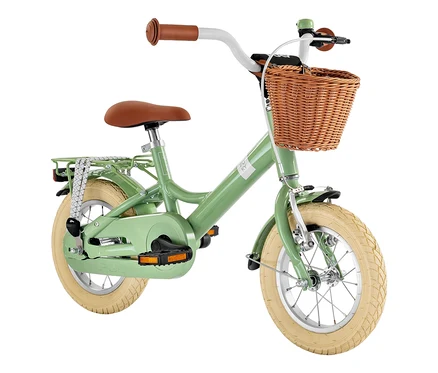 Grünes Puky YOUKE CLASSIC 12 Fahrrad mit braunem Sattel und Weidenkorb.