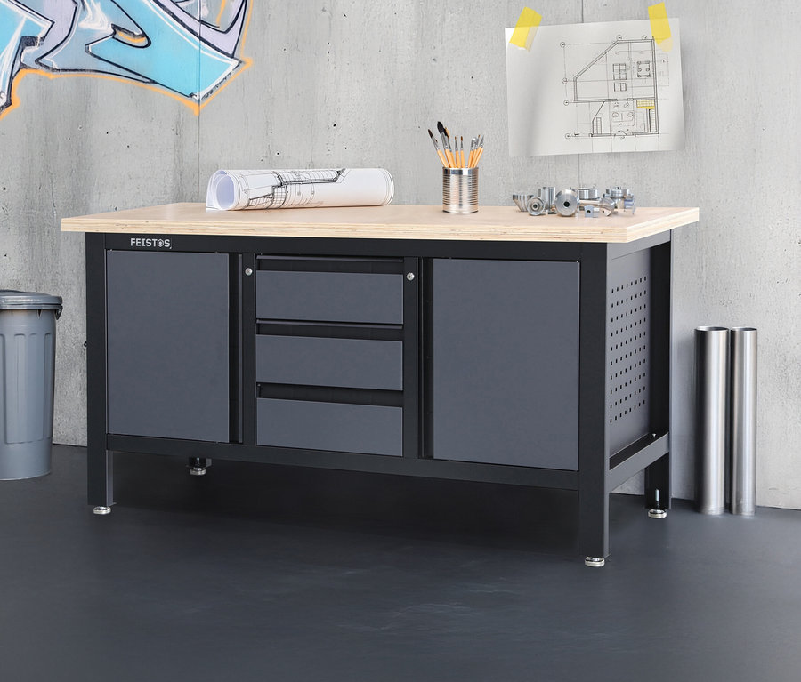 Graue FEISTOS Werkbank »Heros 2« mit Werkzeugen und Plänen auf der Tischplatte.