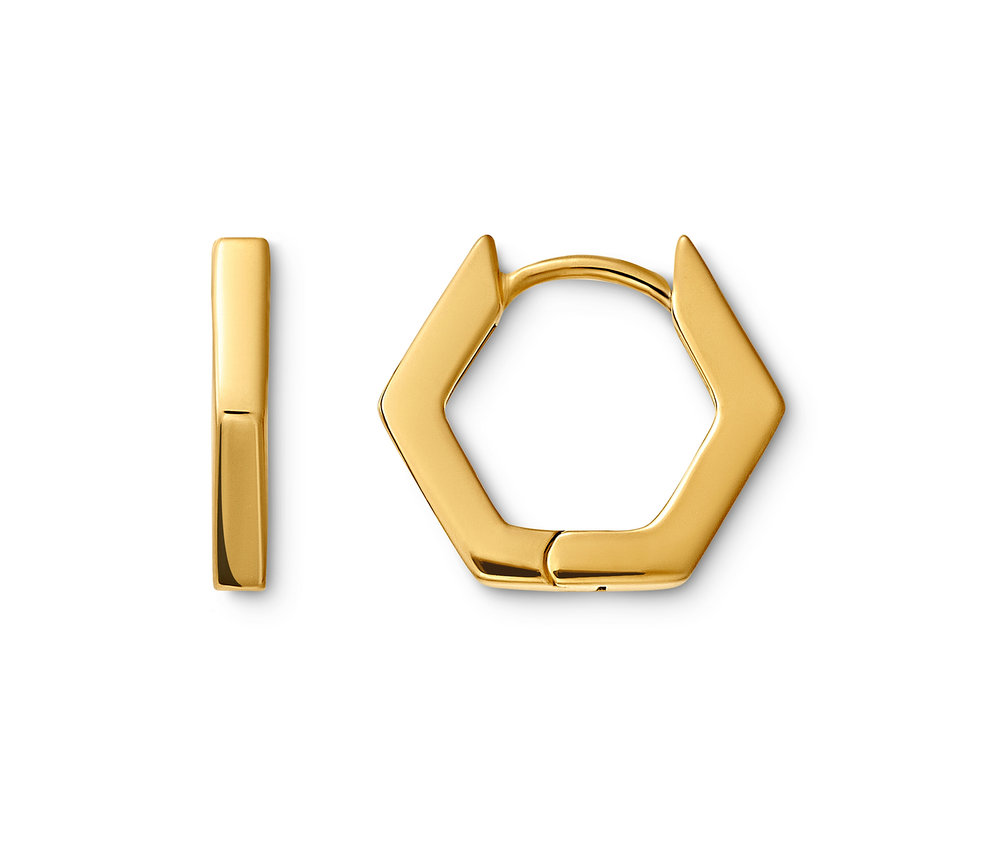 Zwei goldene Ohrringe, einer sechseckig, der andere rechteckig.