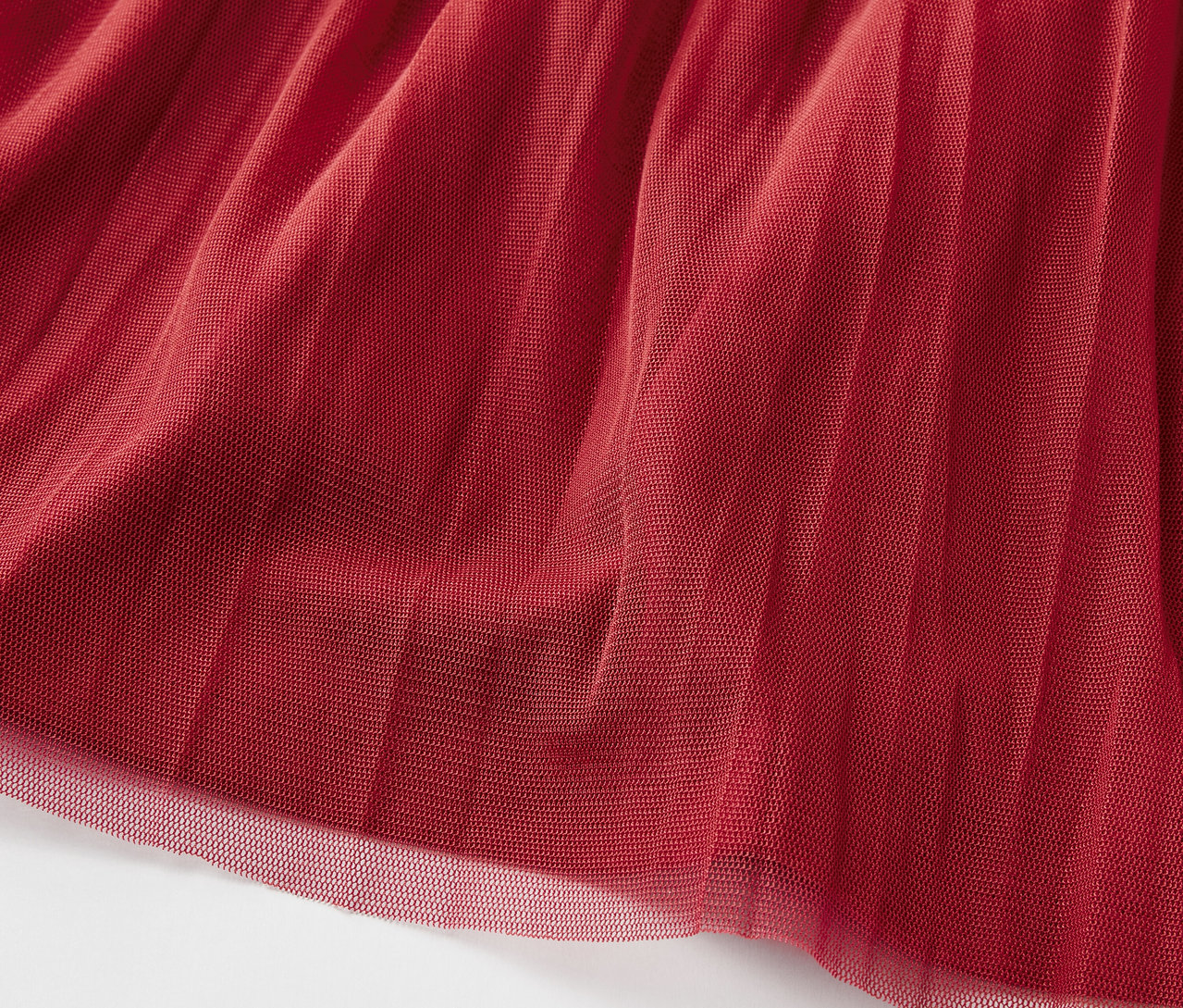 Detailaufnahme von weinrotem Tüllstoff mit geschichteter Textur.