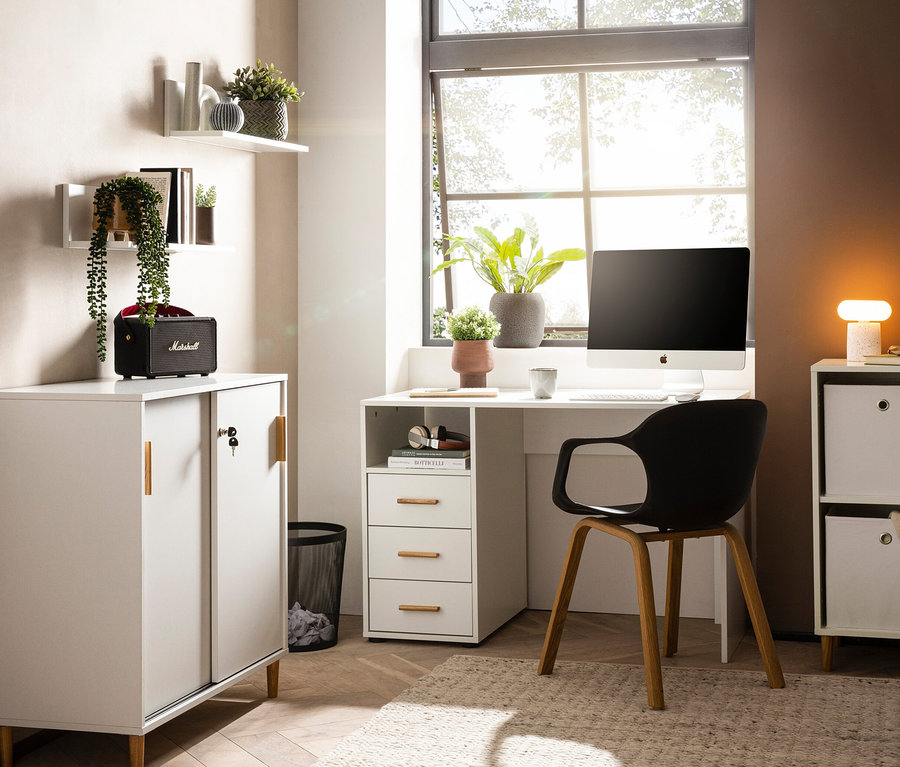 Zimmer mit weißem Schreibtisch »Torge«, Stuhl und Stauraum.