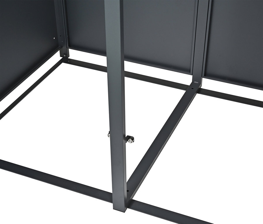 Detailaufnahme der Unterseite eines Metallschrankrahmens.