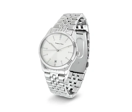 Eine silberne Uhr mit einem Metallarmband und einem weißen Zifferblatt.
