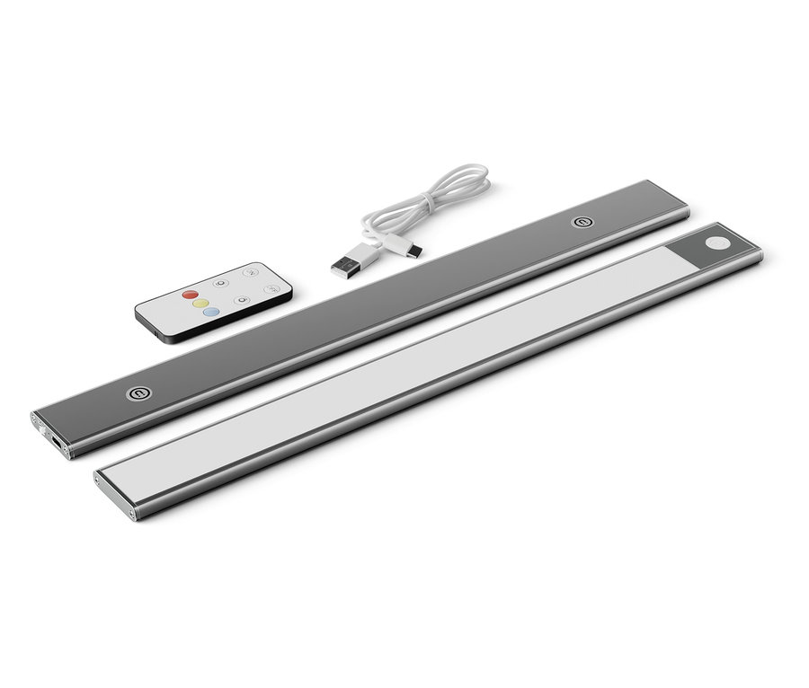 Zwei silberne LED-Leuchten, eine Fernbedienung und ein USB-Kabel auf weißem Hintergrund.