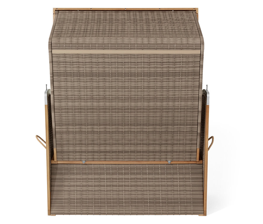 Draufsicht auf einen geflochtenen Strandkorb mit Holzrahmen.