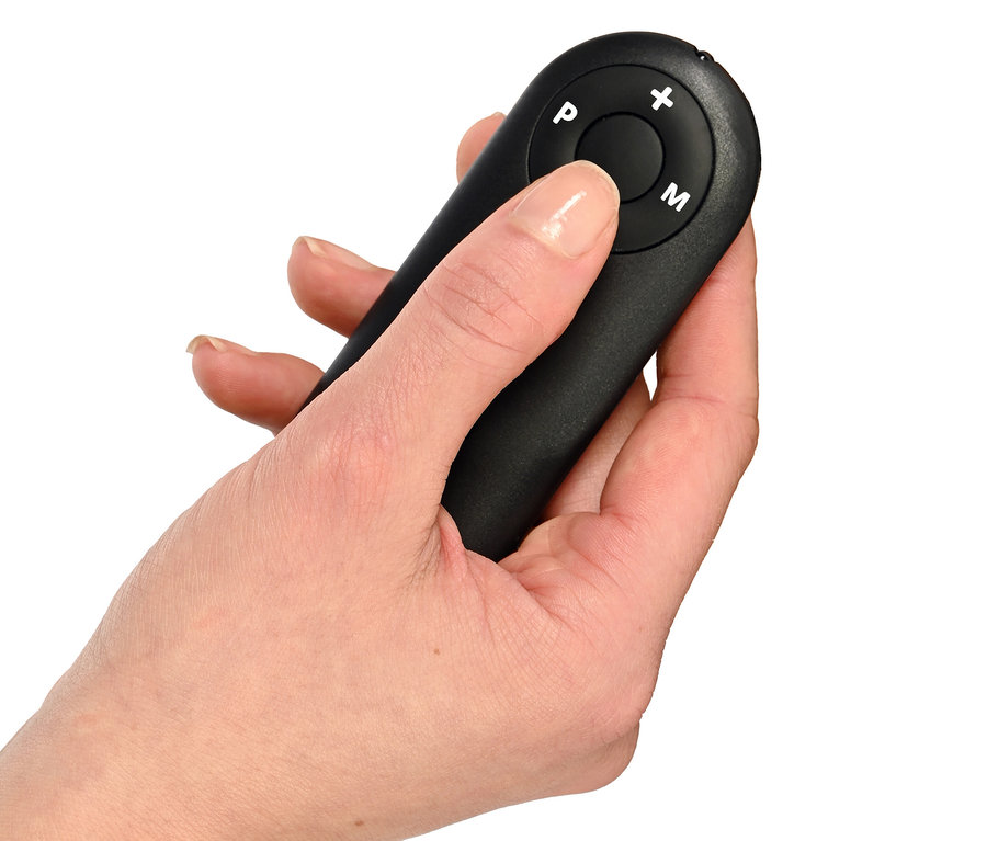 Hand, die die Fernbedienung des Walking-Pads »4.1« hält.