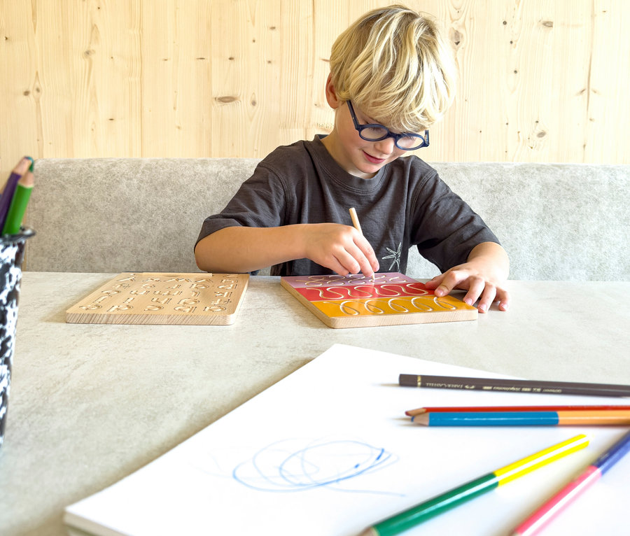 Junge benutzt small foot Schreibtafel »Educate«.