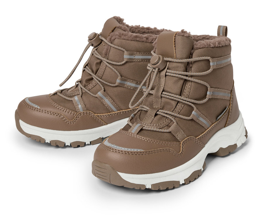 Zwei braune Winterstiefel mit weißer Sohle und Schnürung.