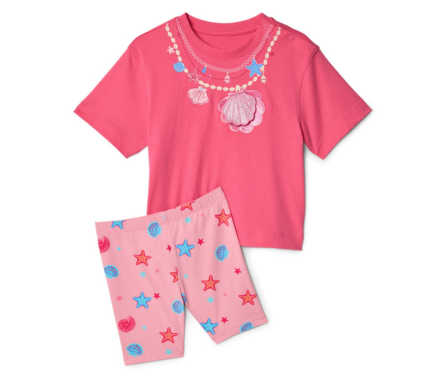 Ein rosa T-Shirt mit einer aufgedruckten Halskette und dazu passende kurze Leggings mit Seestern- und Muschelmuster.