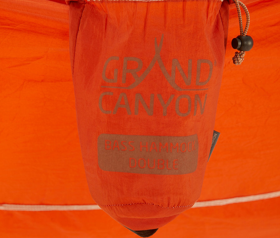 Nahaufnahme einer orangefarbenen Grand Canyon Doppel-Hängematte »Bass Hammock« in ihrer Tragetasche.