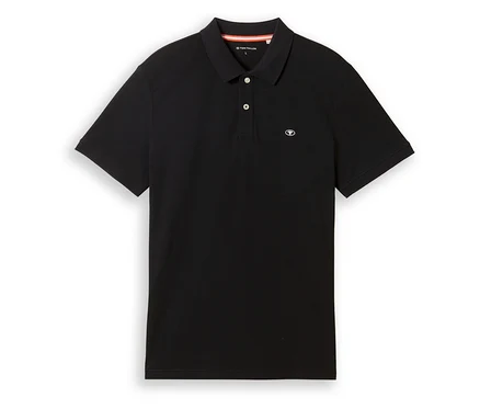 Das schwarze Tom Tailor Piqué Poloshirt liegt auf einem weißen Untergrund.