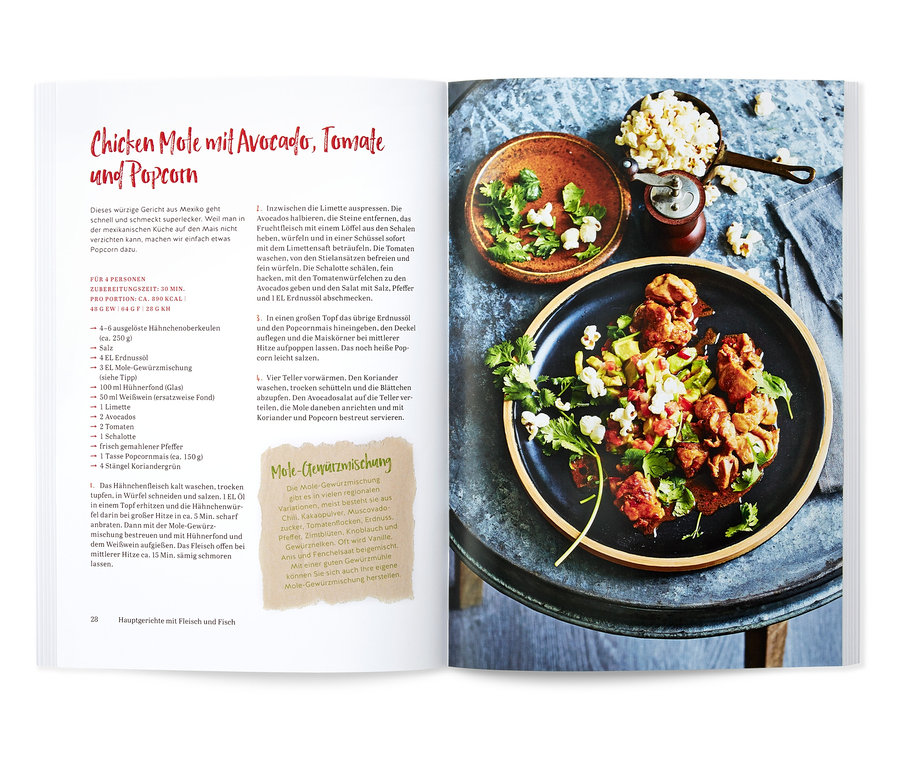 Aufgeschlagenes Kochbuch mit Rezept für Hähnchen-Mole mit Avocado, Tomaten und Popcorn. Buch »Leben in Balance« sichtbar.