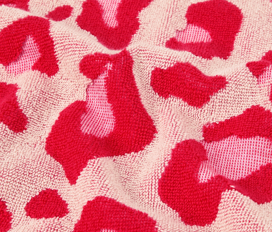 Nahaufnahme eines Handtuchs mit rosafarbenem Leopardenmuster.