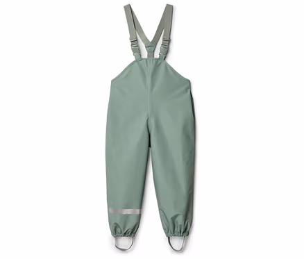 Grüne Regenhose mit Hosenträgern und Reflektorstreifen an den Beinen, freigestellt vor weißem Hintergrund.
