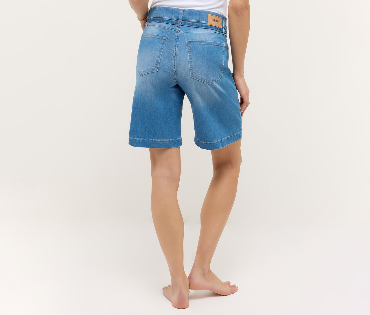 Rückansicht einer Person, die hellblaue Angels Denim »Lia City« Shorts trägt.