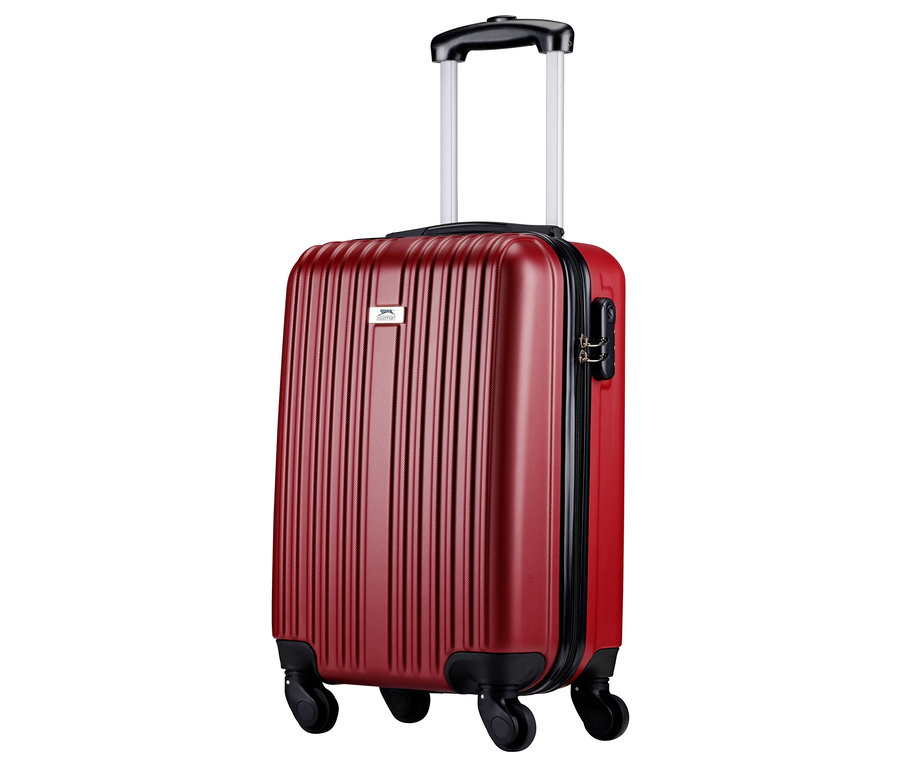 Ein roter Rollkoffer mit Teleskopgriff steht auf vier Rädern.