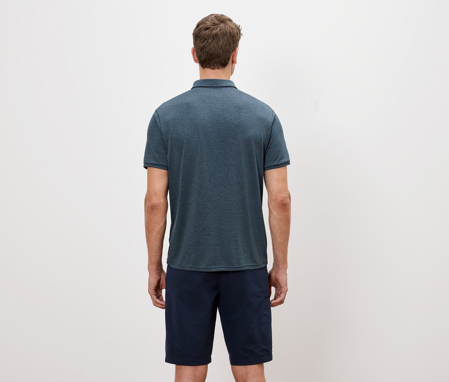 Rückansicht eines Mannes in einem blau melierten Poloshirt und Shorts vor einem weißen Hintergrund.