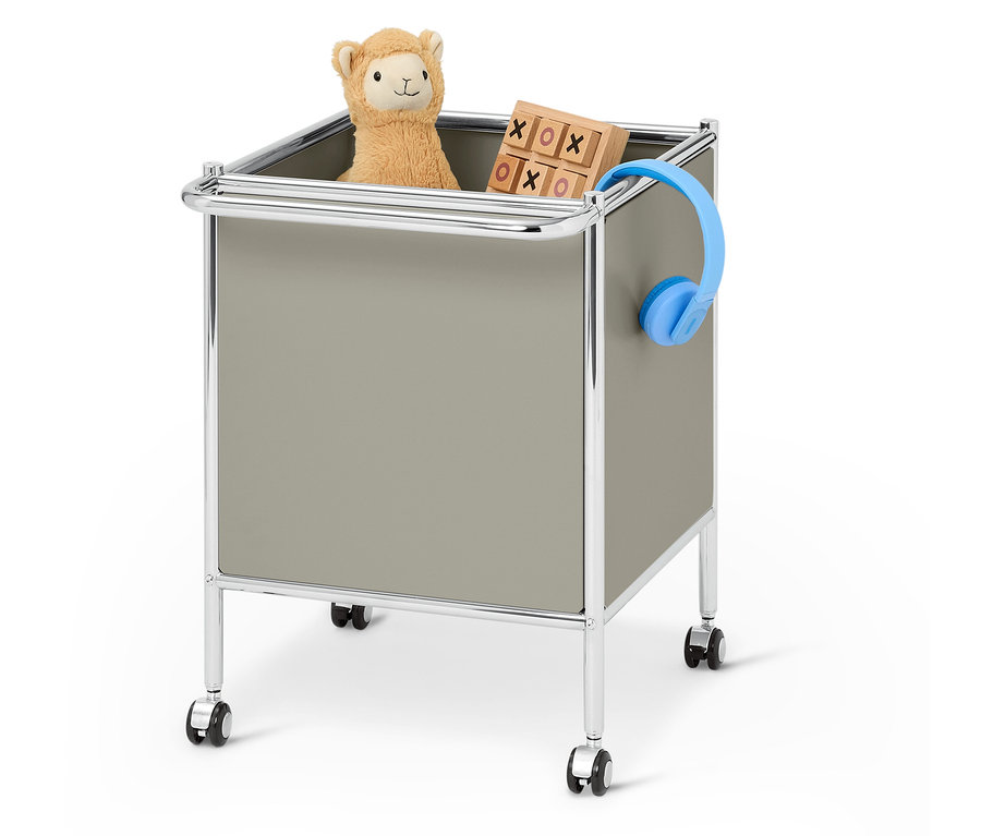 Spielzeugkiste mit Plüschtier, Spiel und Kopfhörern.