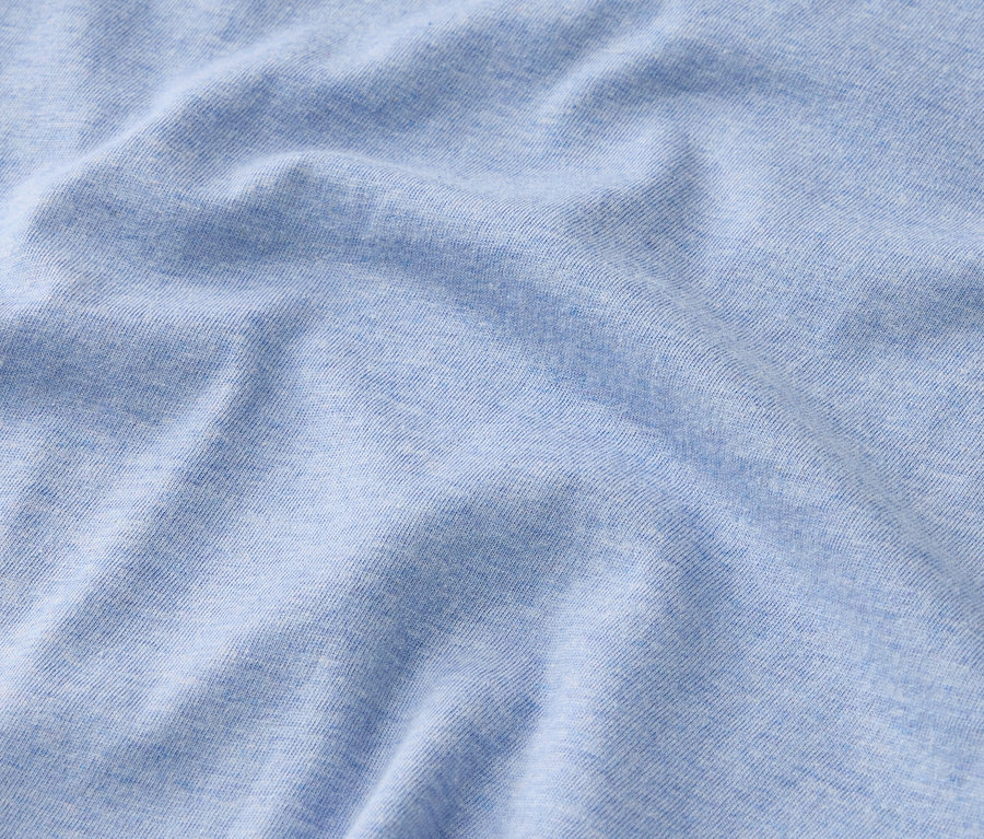 Nahaufnahme eines hellblauen Stoffes mit Falten.