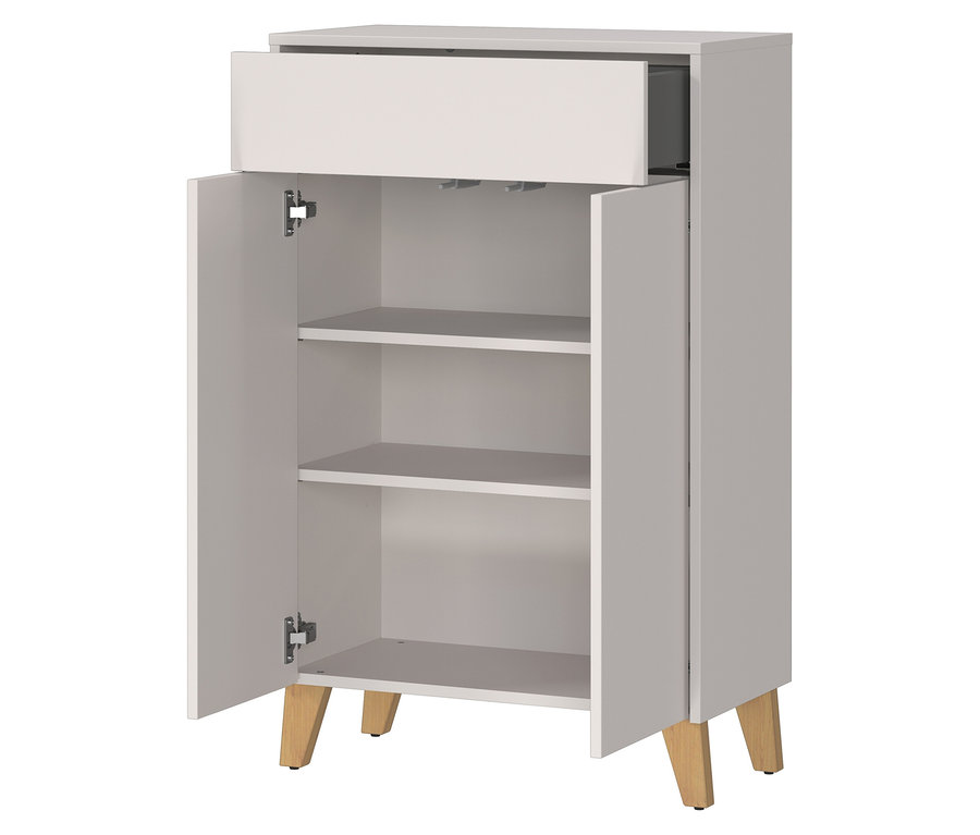 Ein weißer Schrank mit einer Schublade und zwei offenen Türen, der auf Holzfüßen steht.