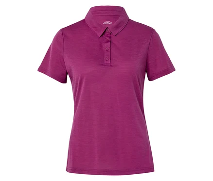 Nahaufnahme eines rosafarbenen kurzärmeligen Poloshirts mit Knopfleiste.